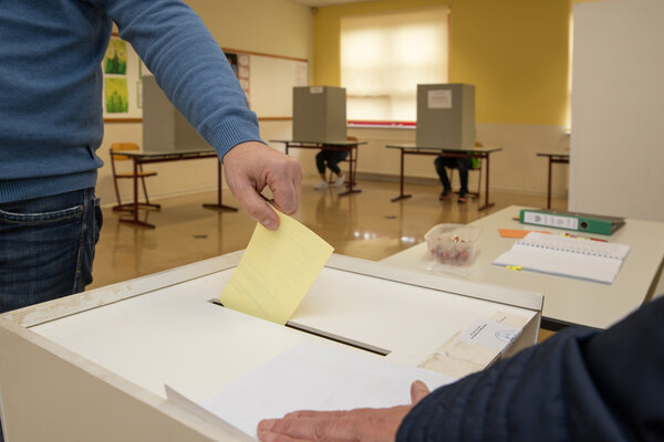 Bild vergr&ouml;&szlig;ern: Stimmzettel wird in Wahlurne geworfen